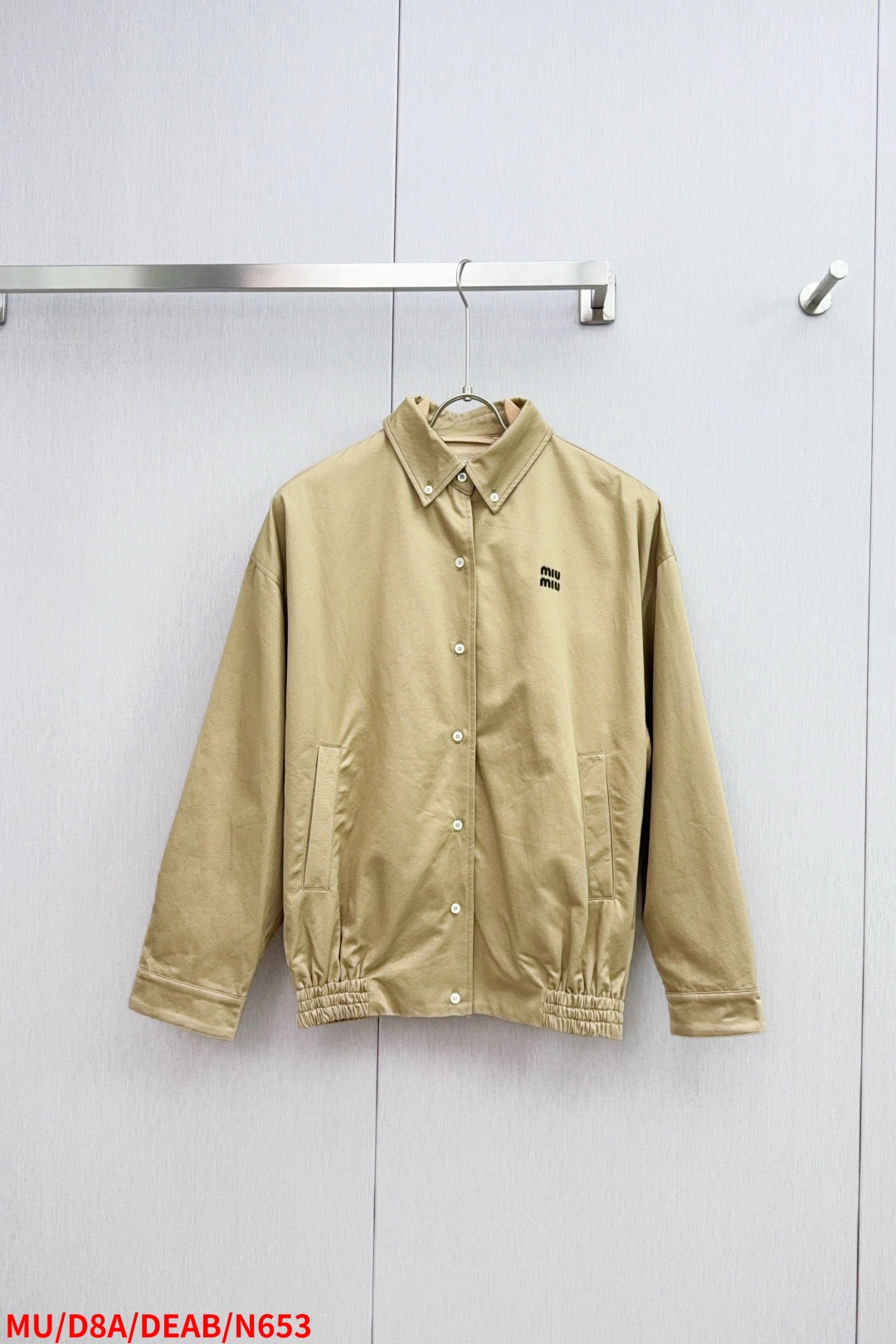 NO:444999,N653 MUMiuMiu [Top Original List] Embroidered button jacket Customized dyed double-screw fantasy texture luxury materials and cotton-silk lining. Warm and mellow, soft and smooth. Comfortable skin. Khaki as the background. Soft and unrevealed. Embroidered MiuMiu letter logo in the garment room is like a secret noble badge. Simple but recognizable. Hem tightening design adds a bit of playful and flexible classic button shirts. Elegant encounter with the casual and unrestrained jacket. A unique and charming fashion masterpiece came into being. Craft 1 uses imported machine embroidery technology. Use advanced computer control systems and precise mechanical components to achieve MiuMiu embroidery operations. High precision. Fluid and delicate lines. Craft 2: Template opening bag. Preset templates to guide the position of the bag. Shape and size.  Accuracy ensures the quality of the bag opening process 3: The hem is made of a three-needle waist puller machine at one time. Using the machine's special needle position and feeding mechanism, the elastic band and the fabric are sewn together in the same process. The three-needle design is more firm. The pressure can be distributed evenly to ensure that the elastic band and the fabric are closely matched. Process 4: The fabric is washed with sand. The texture is better. It is not easy to deform. It is not easy to shrink. It is not easy to fade. Maintain long-term beauty. Auxiliary material customization Miu Miu matte real shell buckle Customization Miu Miu trademark style loose fit Size 36 38 40 42 Complete three standards. The next day,,miumiu, jackets & coats,shirts,alexander wang19860909N653 MUMiuMiu【顶级原单】 刺绣系扣式夹克 定制定染双梭幻纹奢料 以及棉韵天丝素纹里衬布 温润醇厚 柔软丝滑 舒适贴肤 以卡其色为底色 柔和且不张扬 衣间的刺绣MiuMiu字母徽标 如同一枚隐秘的贵族徽章 简约却极具辨识度 下摆收紧设计 增添了几分俏皮与灵动经典系扣式衬衫的优雅邂逅夹克的随性不羁 一件独具魅力的时尚佳作应运而生 工艺1采用进口机刺绣工艺 使用先进的计算机控制系统和精密的机械部件 实现MiuMiu刺绣作业 精度高 线条流畅而细腻 工艺2: 模版机开袋 预设的模板来指导开袋的位置 形状和大小 精确性确保了开袋效果质量 工艺3: 下摆采用三针像筋拉腰机一次而成 利用机器的特殊针位和送料机构 将松紧带与布料在同一工序中缝合在一起 三针的设计更加牢固 能够均匀地分布压力 确保松紧带与布料紧密贴合 工艺4: 面料都经过砂洗 手感质感更佳 不易变形 不易缩水 不易褪色 保持长久的美观 辅料定制 Miu Miu 哑光真贝壳扣 定制 Miu Miu 商标 版型 宽松版型 尺码 36 38 40 42 三标齐全 隔天,,miumiu,jackets & coats,shirts,alexander wang,Men's clothing