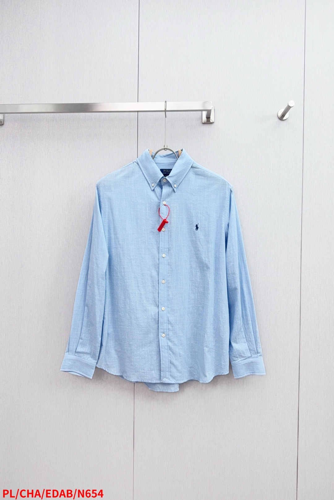 NO:445006,N654 PLRalph Lauren embroidered linen shirt selected from the best linen material, the iconic pony embroidery, simple but highly recognizable. The clever design of the I-shaped pleated slit back shoulders adds a touch of agility and wine removal. The craftsmanship is smooth and neat and tidy. The fabrics have been washed with filial piety, making the texture better. It is not easy to deform, not shrink, not fade, and maintains long-term beauty. Sizes m l xl Complete three standards The next day,,loro piana,shirts,alexander wang19860909N654 PLRalph Lauren 刺绣亚麻衬衫 甄选上乘亚麻材质,标志性小马刺绣,简约却极具辨识度.外工字褶分衩式后过肩巧妙设计,增添了一份灵动与酒脱. 采用侧翻埋夹车线工艺,平顺整洁 工整整洁.面料都经过孝洗,手感质感更佳.不易变形 不易缩水 不易褪色 保持长久的美观. sizes m l xl 三标齐全 隔天,,loro piana,shirts,alexander wang,Men's clothing