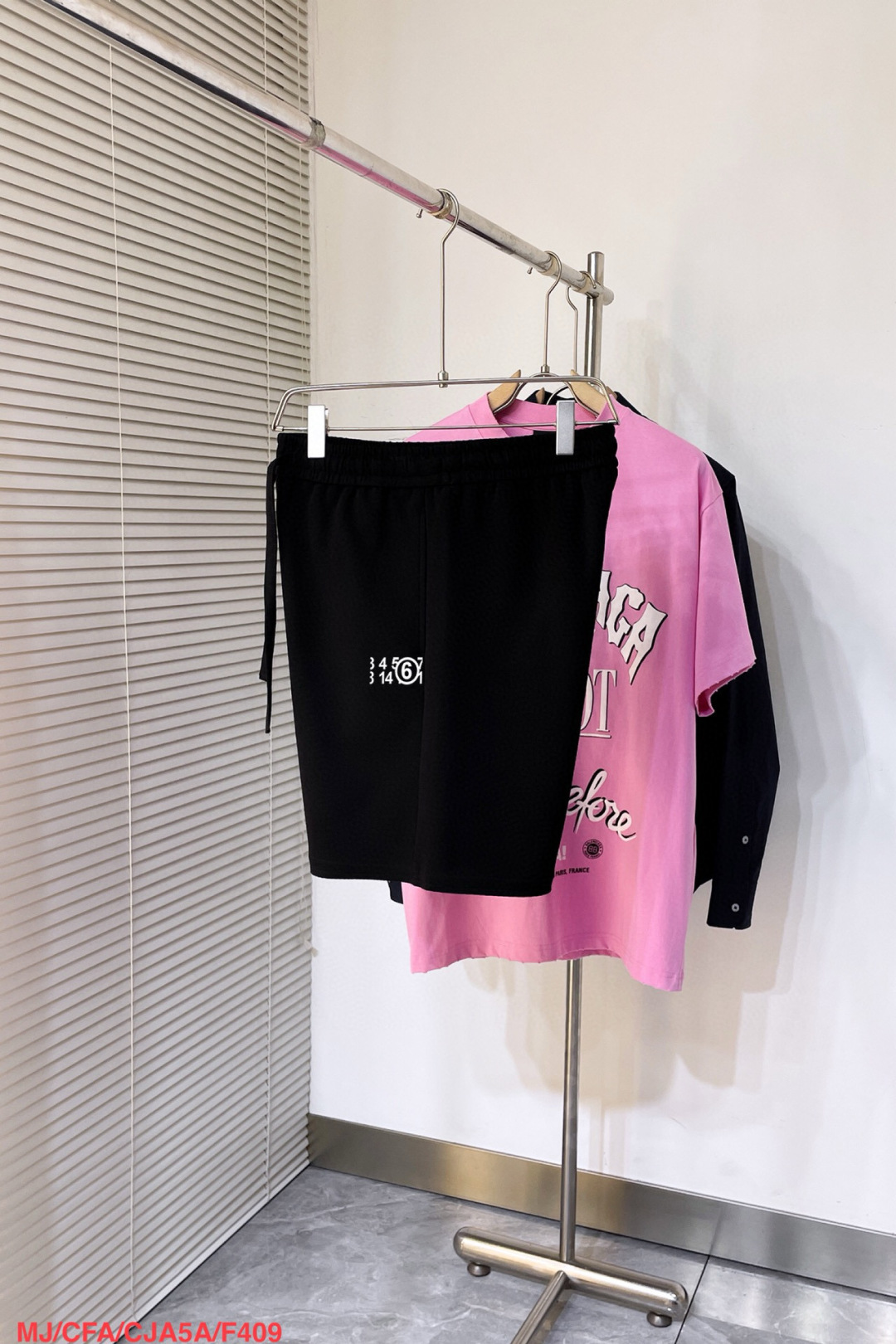 “Magila Spring/Summer Shorts: Modern, Quality, Innovative. 63.1% Pasta, 36.9% Cotton/Polyester. Sizes M-2XL.” - 图片 3