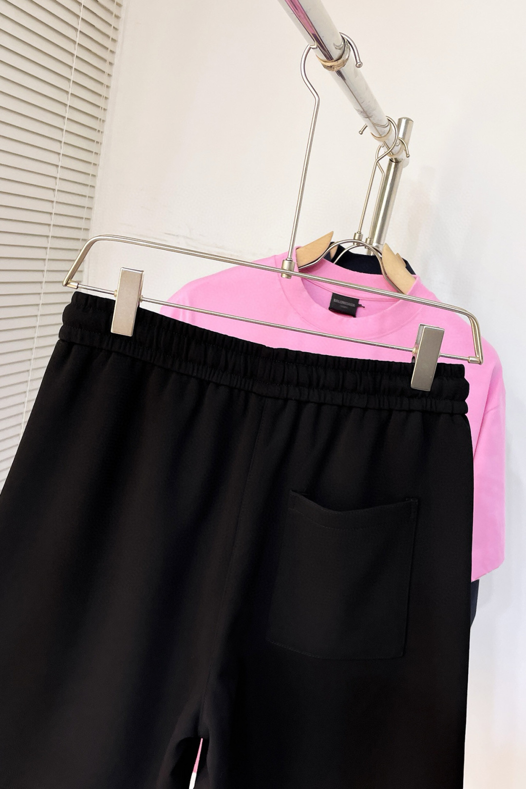 “Magila Spring/Summer Shorts: Modern, Quality, Innovative. 63.1% Pasta, 36.9% Cotton/Polyester. Sizes M-2XL.” - 图片 5