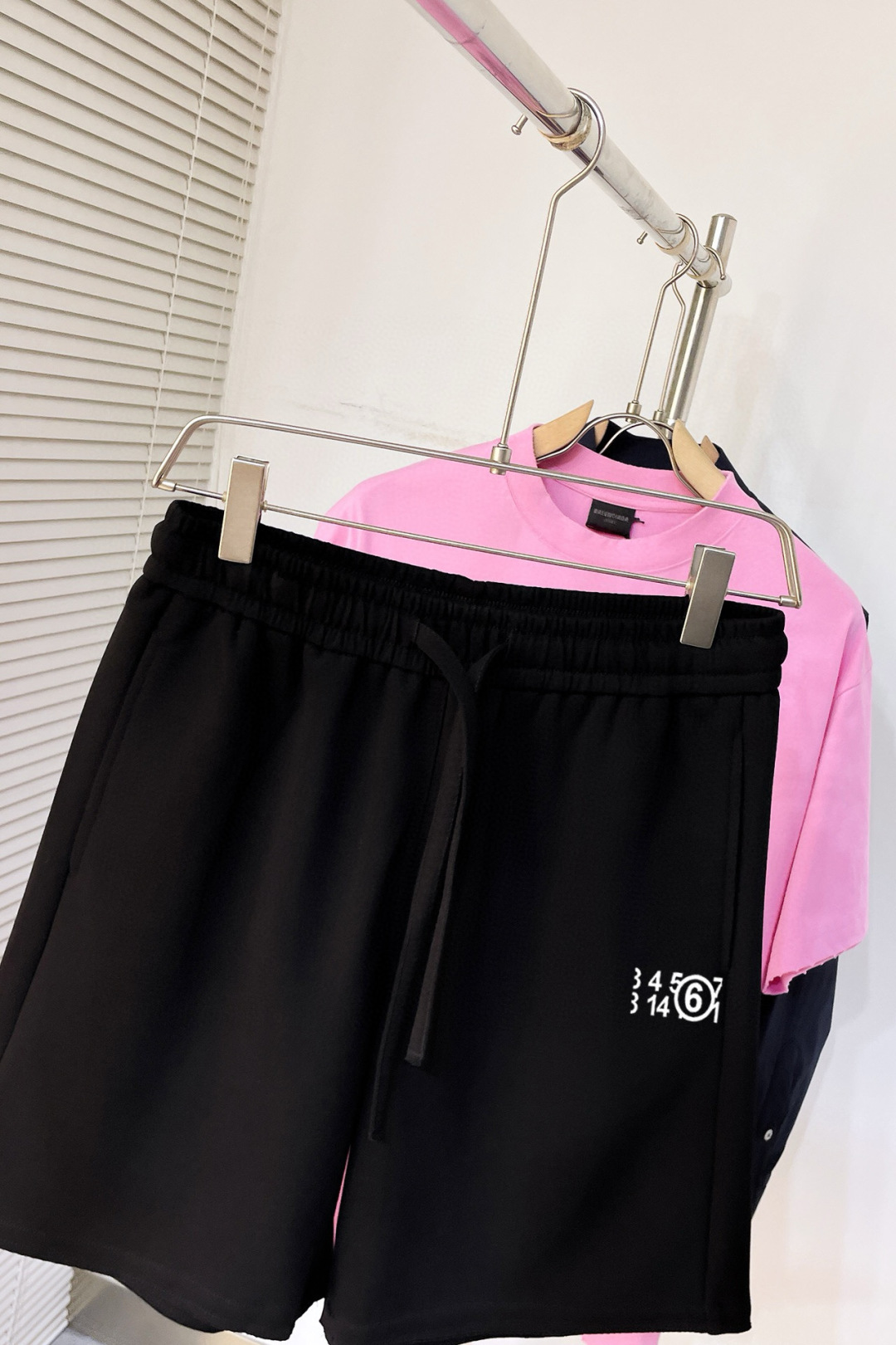 “Magila Spring/Summer Shorts: Modern, Quality, Innovative. 63.1% Pasta, 36.9% Cotton/Polyester. Sizes M-2XL.” - 图片 4