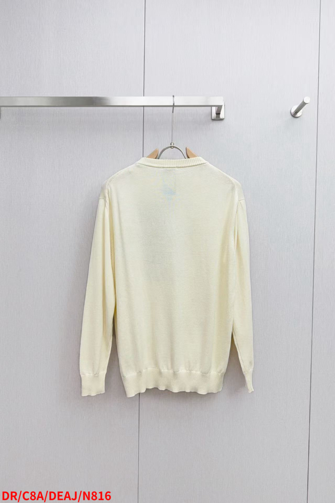 Luxurious Dior CD Archive Embroidered Sweaters in Wool-Cotton Blend, Reinterpreting Classic Elegance - 图片 2