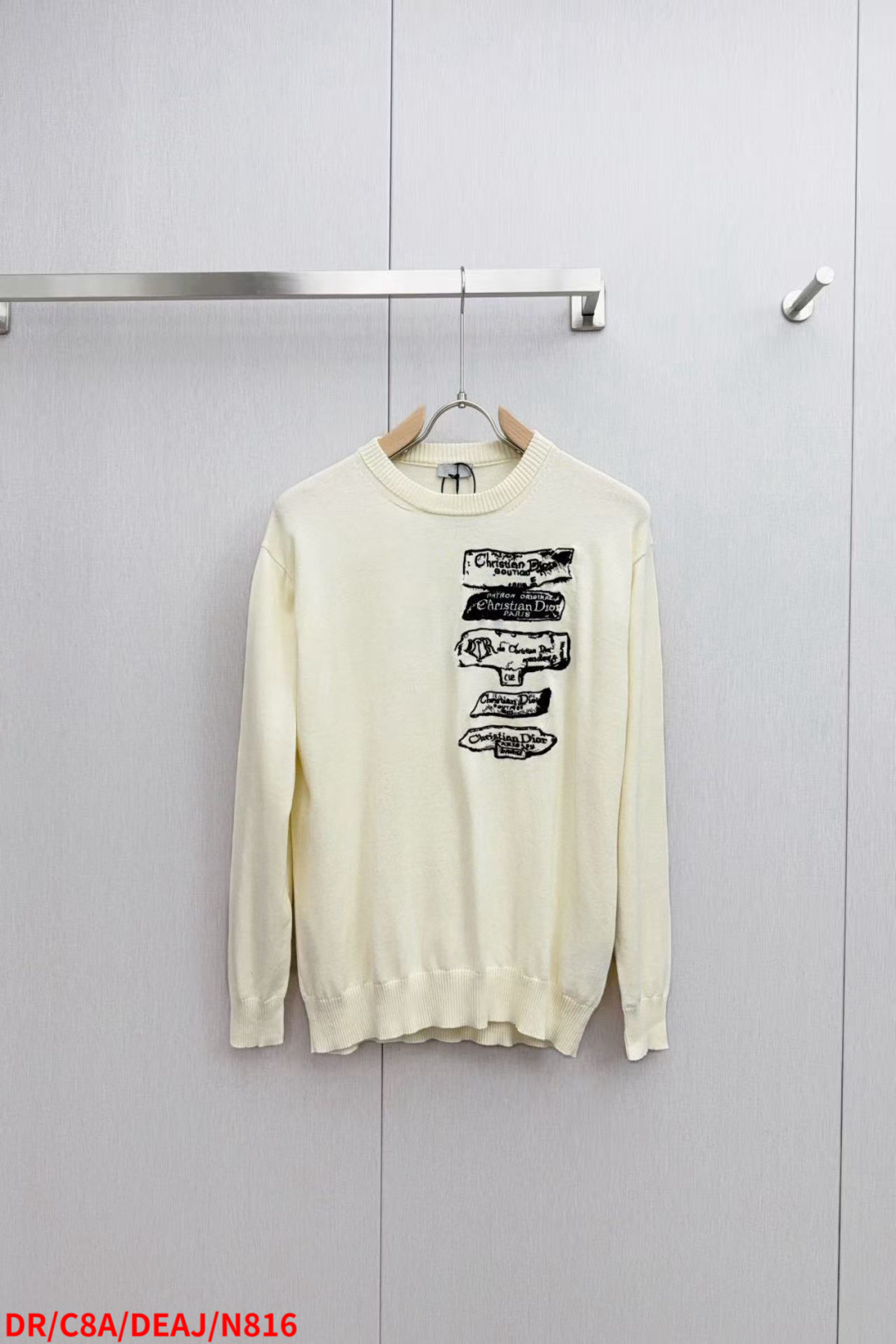 Luxurious Dior CD Archive Embroidered Sweaters in Wool-Cotton Blend, Reinterpreting Classic Elegance - 图片 1