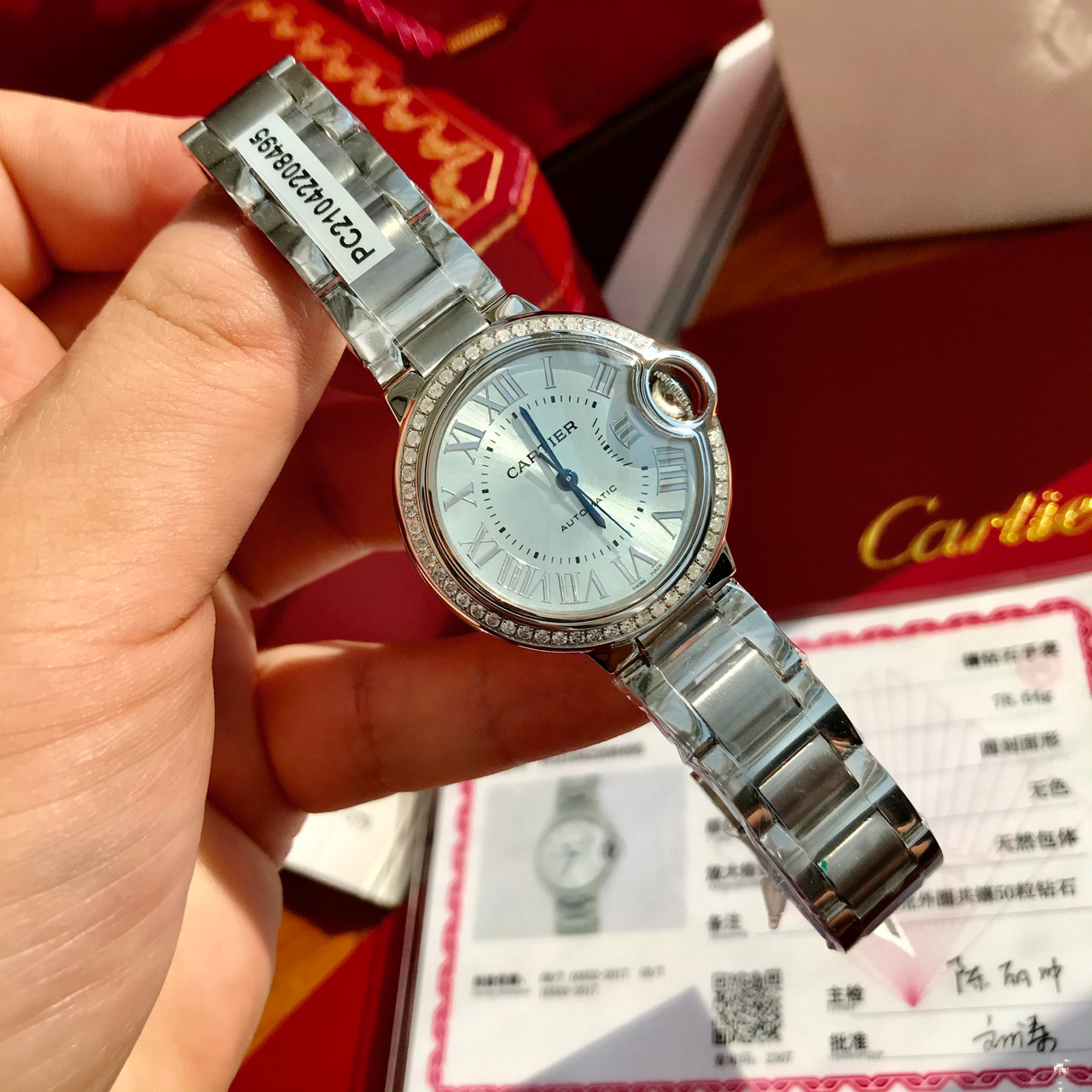 批:3600 卡地亚 蓝气球 新款冰蓝面33机械，瑞士原装Eta2671机芯，表壳镶嵌50颗VS1.5天然真钻，GTC权威认证，刚开始搞到这个货我内心是拒绝的，机械表相比石英表虽然高端，但好多人并不是很了解机械表，所以可能因操作或常识性问题相比石英款会多出很多问题。利润还没石英表高，属于出力不讨好的款。但还是有很多人喜欢机械款，这是实用品和艺术品的差别，而石英表也好，智能腕表也好，说白了都是实用品，经过机械化大生产或现代化流水线生产出的这些腕表虽然都称其为表，但是艺术品和实用品实际上是"泾渭分明”，甚至"天壤之别”。卖了很多石英款蓝气球，相信大家都知道咱家的品质，你带出去进出专柜你是没有任何压力的，甚至你去专柜调整个表带长短，长期看专柜货的柜员也看不出区别，所以你戴出去放一百二十个心！还有一些机械表注意事项：这款属于卡地亚的自动上弦手表，其能量来源于佩戴者手臂的运动，故正常佩戴情况下不需手动上弦，只有因佩戴者运动量不足以给发条补充足够能量的时候，可能需要手动调试，这也是很多不懂机械表容易误解的地方，总觉得表有问题。另外为防止湿气渗入表壳和保持机械表的防水性能，请调试完手表一定确保表冠已经锁紧。还有一个常识就是防水表也只是日常防水，热水有时也是防不了的，这一点你们可以查询一下相关知识！配市场最高版本包装可媲美原包装，送礼体面！