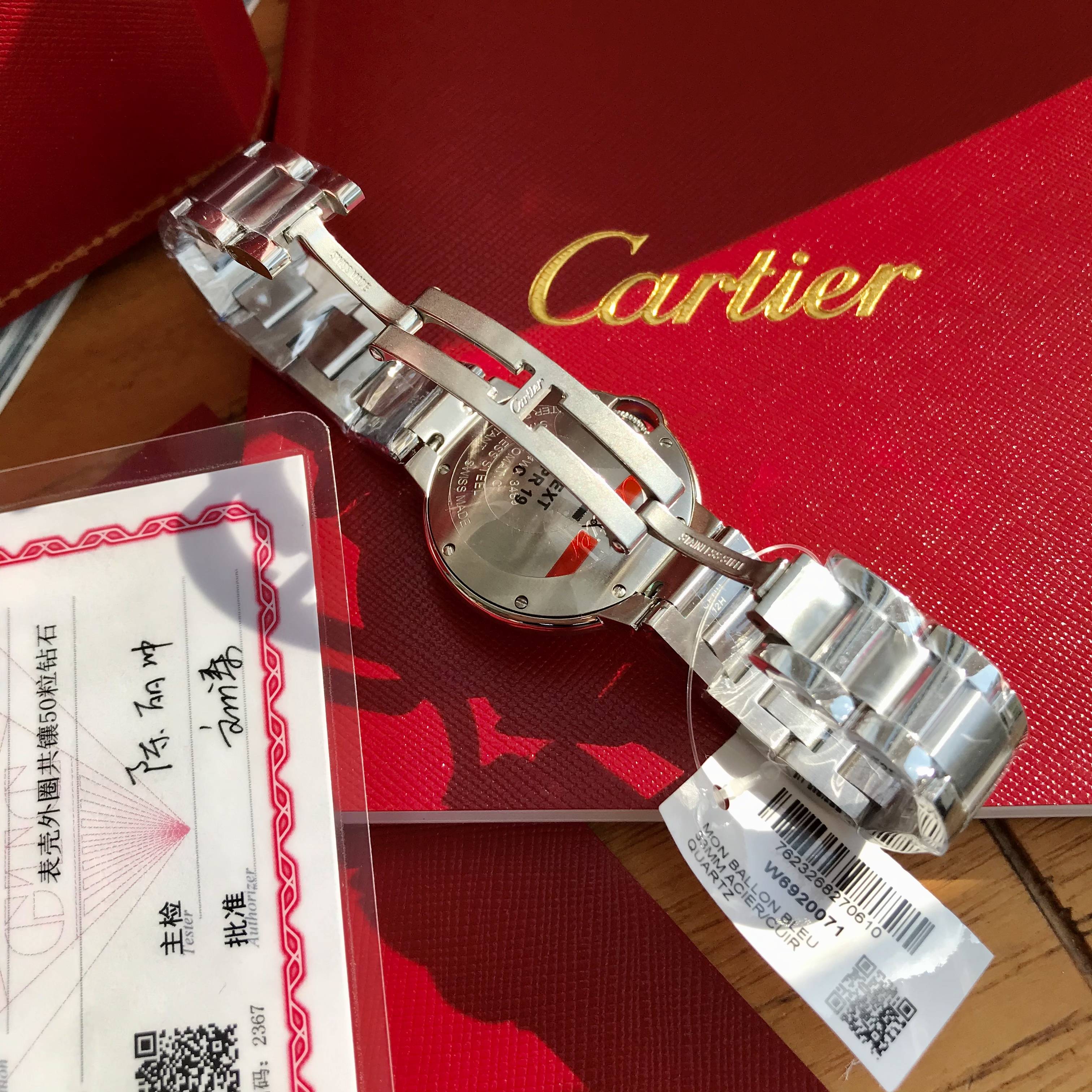 批:3600 卡地亚 蓝气球 新款冰蓝面33机械，瑞士原装Eta2671机芯，表壳镶嵌50颗VS1.5天然真钻，GTC权威认证，刚开始搞到这个货我内心是拒绝的，机械表相比石英表虽然高端，但好多人并不是很了解机械表，所以可能因操作或常识性问题相比石英款会多出很多问题。利润还没石英表高，属于出力不讨好的款。但还是有很多人喜欢机械款，这是实用品和艺术品的差别，而石英表也好，智能腕表也好，说白了都是实用品，经过机械化大生产或现代化流水线生产出的这些腕表虽然都称其为表，但是艺术品和实用品实际上是"泾渭分明”，甚至"天壤之别”。卖了很多石英款蓝气球，相信大家都知道咱家的品质，你带出去进出专柜你是没有任何压力的，甚至你去专柜调整个表带长短，长期看专柜货的柜员也看不出区别，所以你戴出去放一百二十个心！还有一些机械表注意事项：这款属于卡地亚的自动上弦手表，其能量来源于佩戴者手臂的运动，故正常佩戴情况下不需手动上弦，只有因佩戴者运动量不足以给发条补充足够能量的时候，可能需要手动调试，这也是很多不懂机械表容易误解的地方，总觉得表有问题。另外为防止湿气渗入表壳和保持机械表的防水性能，请调试完手表一定确保表冠已经锁紧。还有一个常识就是防水表也只是日常防水，热水有时也是防不了的，这一点你们可以查询一下相关知识！配市场最高版本包装可媲美原包装，送礼体面！