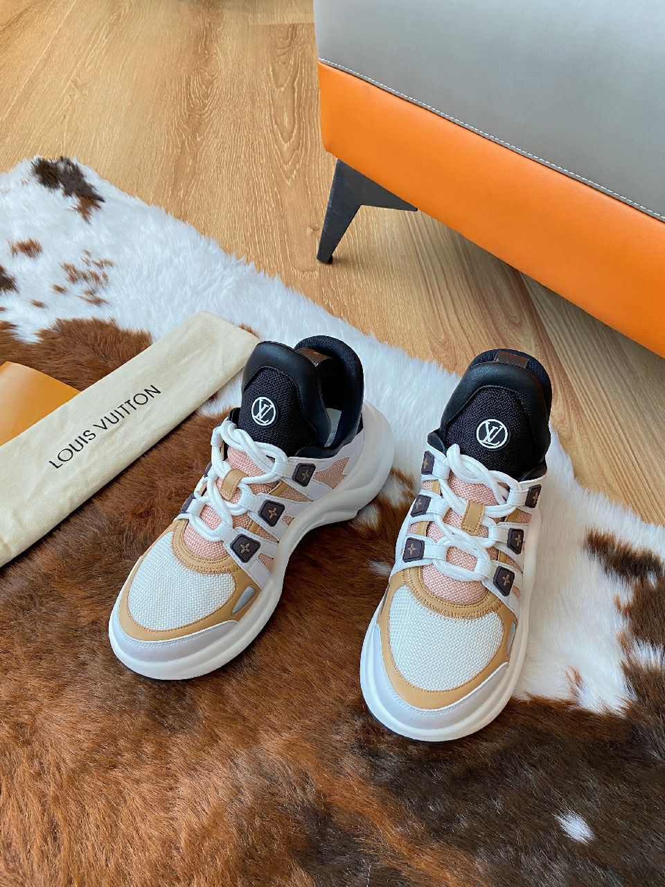 LV Archlight Sneakers: Ink Ox-Skin, LV Circle Monogram, High-End Quality - 图片 4