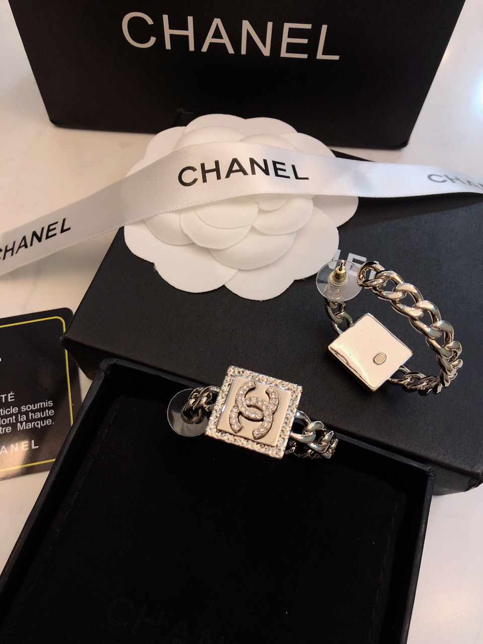 À un prix bon marché
 Chanel Bijoux Boucle D’Oreille Jaune Serti de diamants Laiton