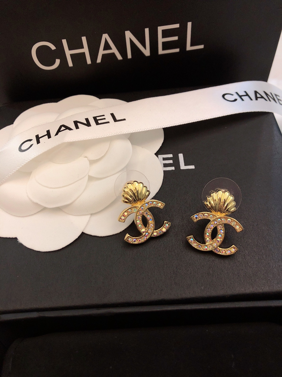💝💝💝官网打版 小香 CHANEL 满钻耳钉耳坠 优雅大方精工设计   雕刻 非常修饰脸型    青春活