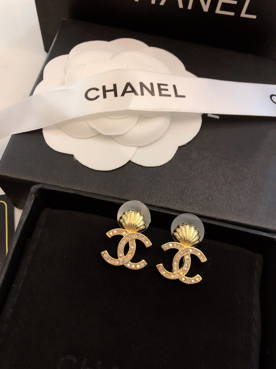 💝💝💝官网打版 小香 CHANEL 满钻耳钉耳坠 优雅大方精工设计   雕刻 非常修饰脸型    青春活