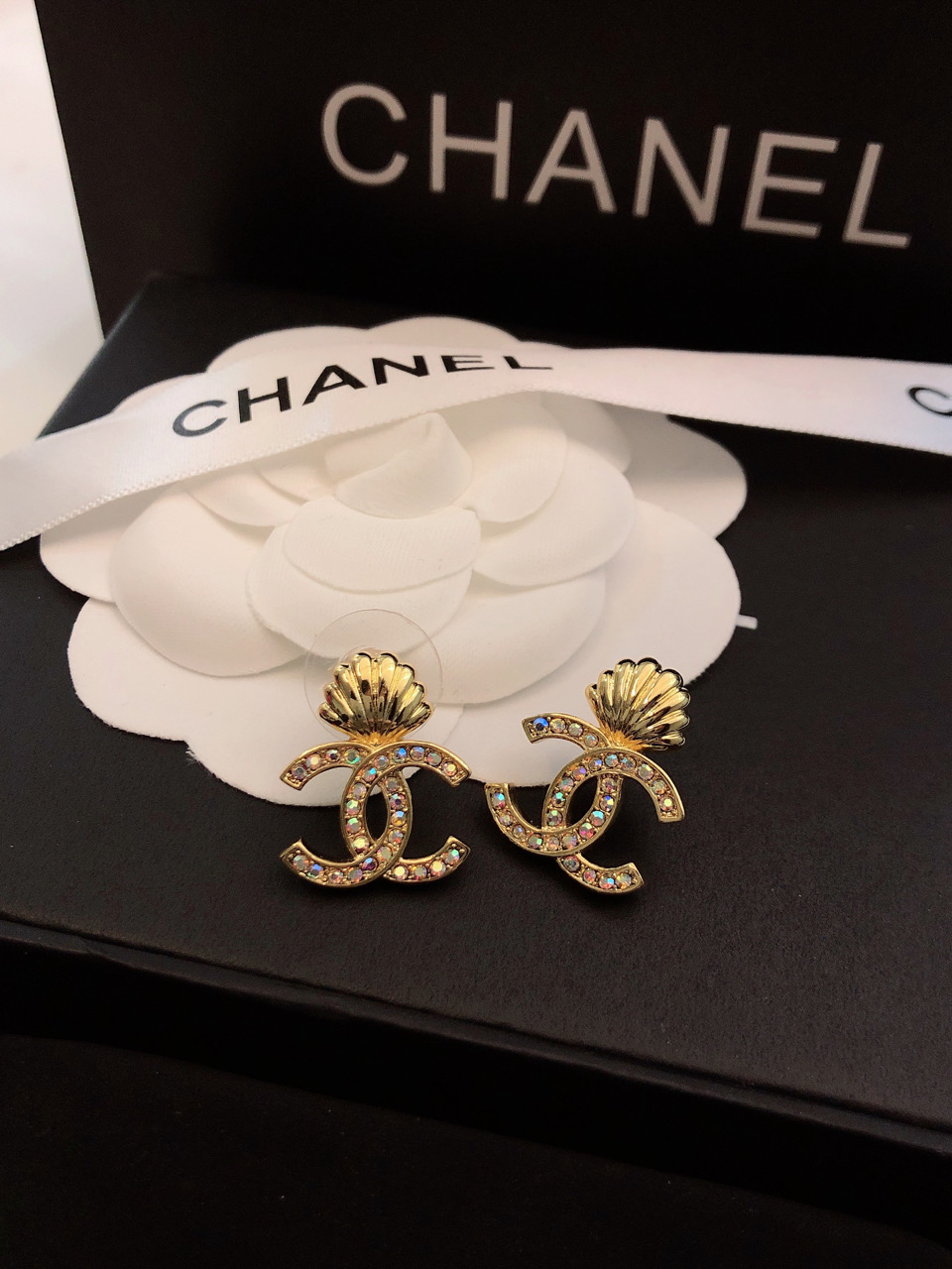 💝💝💝官网打版 小香 CHANEL 满钻耳钉耳坠 优雅大方精工设计   雕刻 非常修饰脸型    青春活