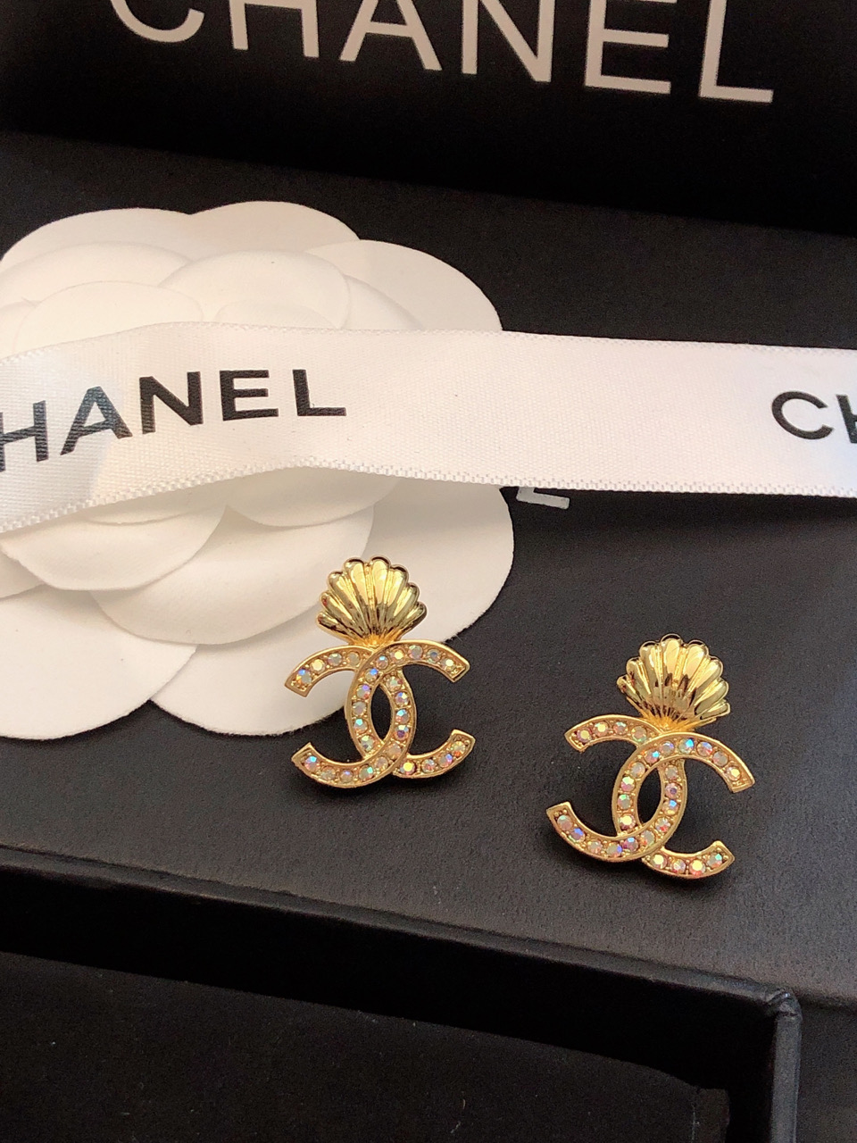 💝💝💝官网打版 小香 CHANEL 满钻耳钉耳坠 优雅大方精工设计   雕刻 非常修饰脸型    青春活