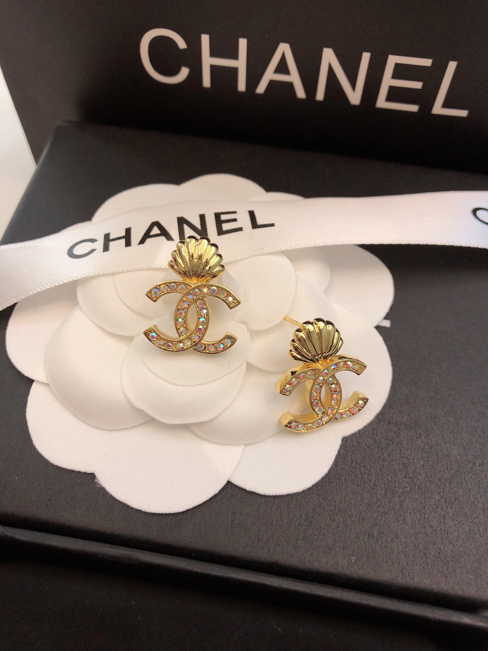 💝💝💝官网打版 小香 CHANEL 满钻耳钉耳坠 优雅大方精工设计   雕刻 非常修饰脸型    青春活