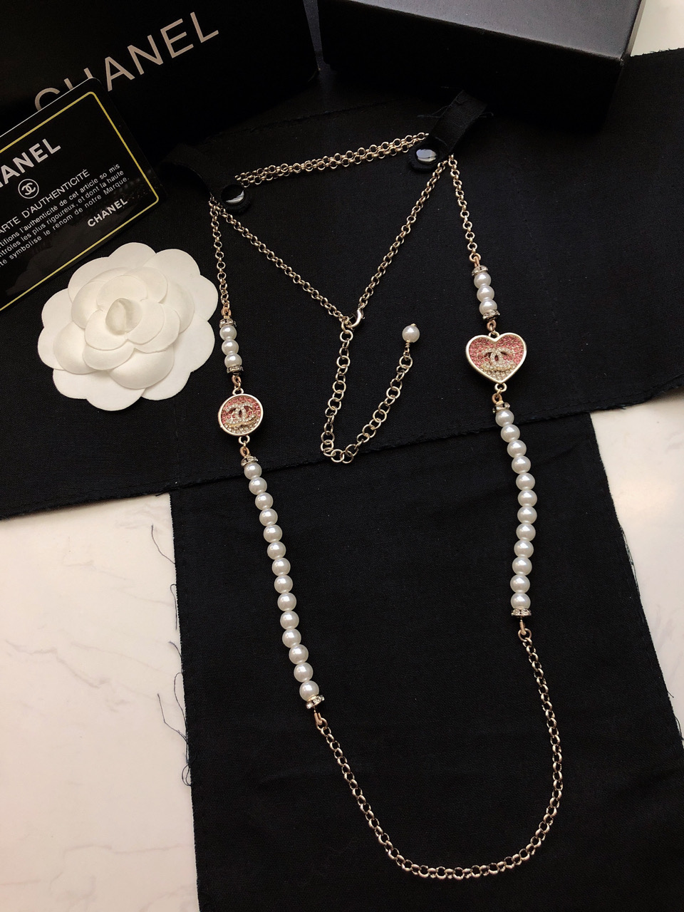 小香 新款长链🌹毛衣链 chanel珍珠发烧友不要错过。市场玲琅满目，真正的好货真的太少。我家毛衣链款式