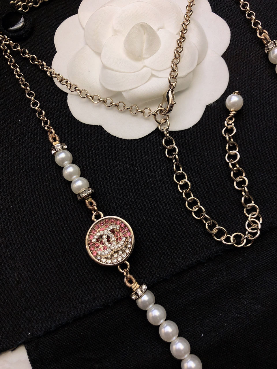 小香 新款长链🌹毛衣链 chanel珍珠发烧友不要错过。市场玲琅满目，真正的好货真的太少。我家毛衣链款式