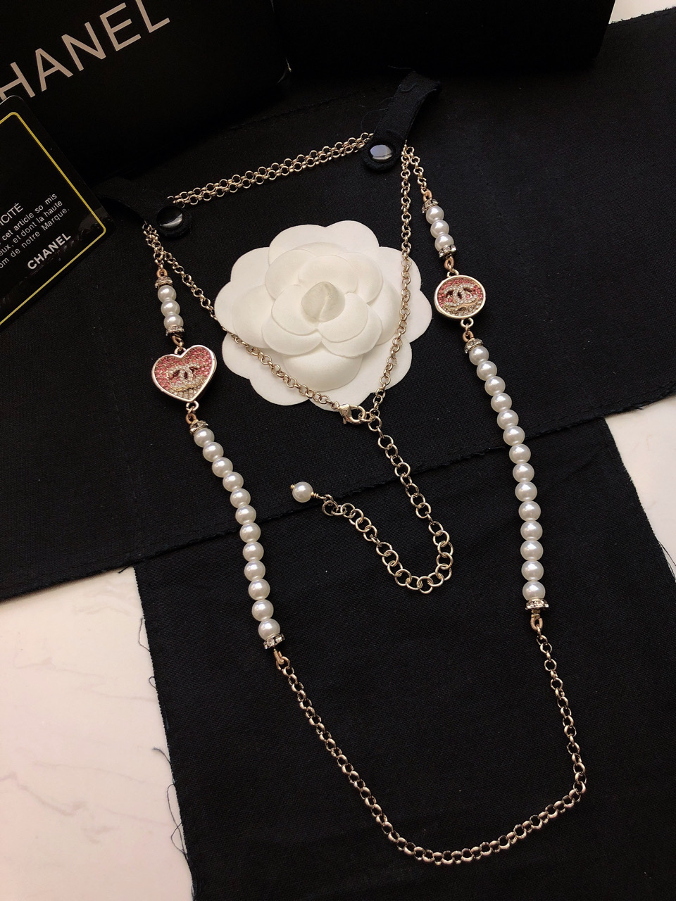 小香 新款长链🌹毛衣链 chanel珍珠发烧友不要错过。市场玲琅满目，真正的好货真的太少。我家毛衣链款式