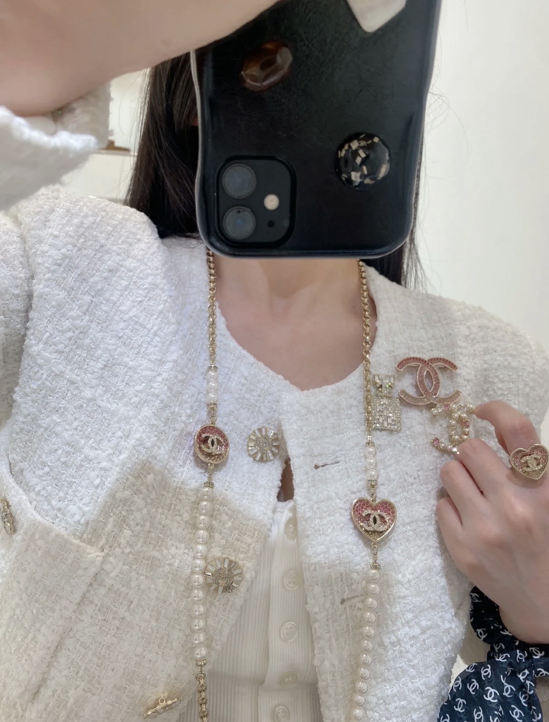 小香 新款长链🌹毛衣链 chanel珍珠发烧友不要错过。市场玲琅满目，真正的好货真的太少。我家毛衣链款式