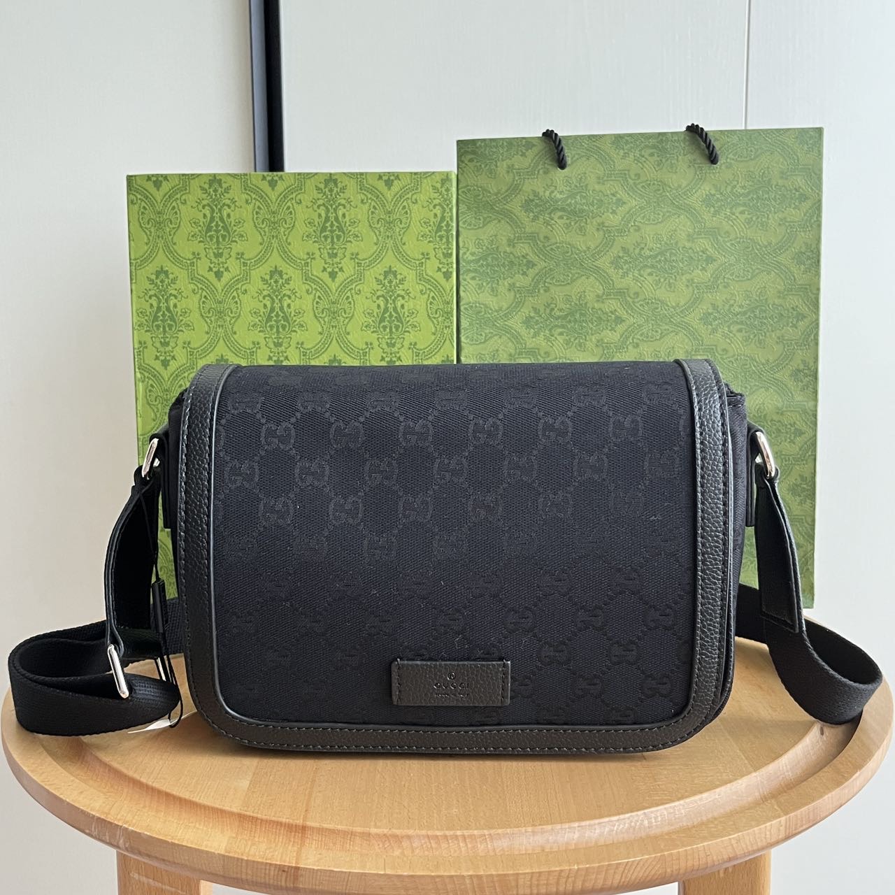 Toma real # Modelo: 449172 tela negra Tamaño: 28x20x9cm ¡El nuevo bolso mensajero plano del mostrador de Gucci, cuidado…