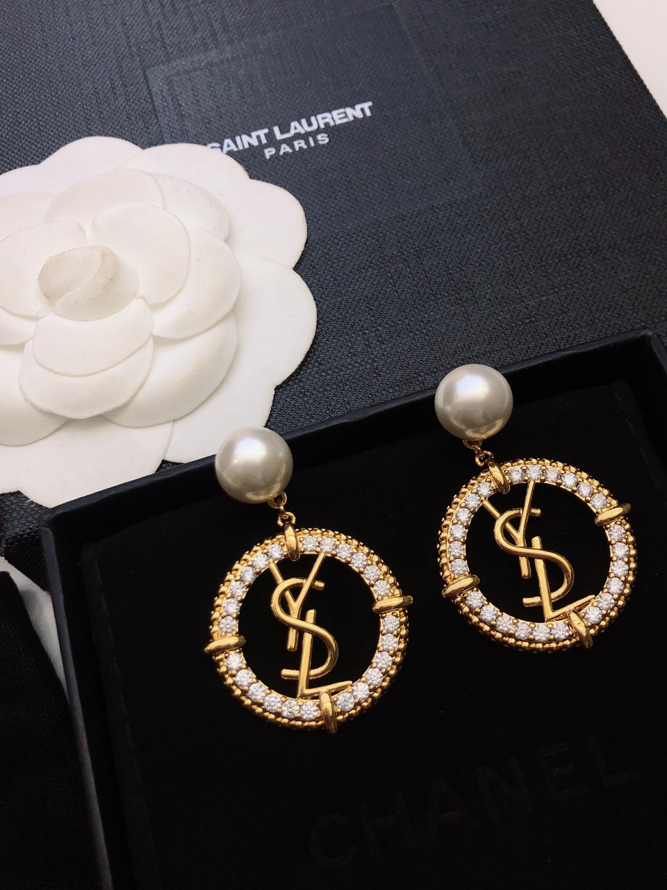 “St. Rolandi: Elegant White Pearl Earring Nails for a Youthful and Fashionable Look” - 图片 2