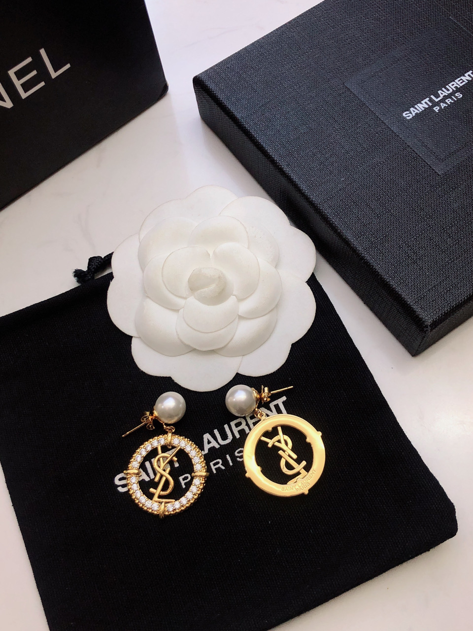 “St. Rolandi: Elegant White Pearl Earring Nails for a Youthful and Fashionable Look” - 图片 1