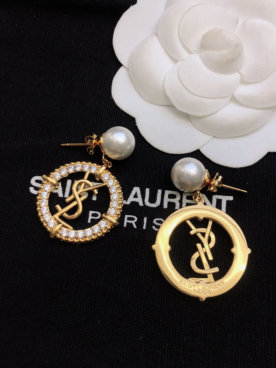 “St. Rolandi: Elegant White Pearl Earring Nails for a Youthful and Fashionable Look” - 图片 3