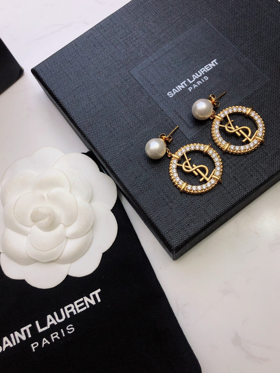 “St. Rolandi: Elegant White Pearl Earring Nails for a Youthful and Fashionable Look” - 图片 4