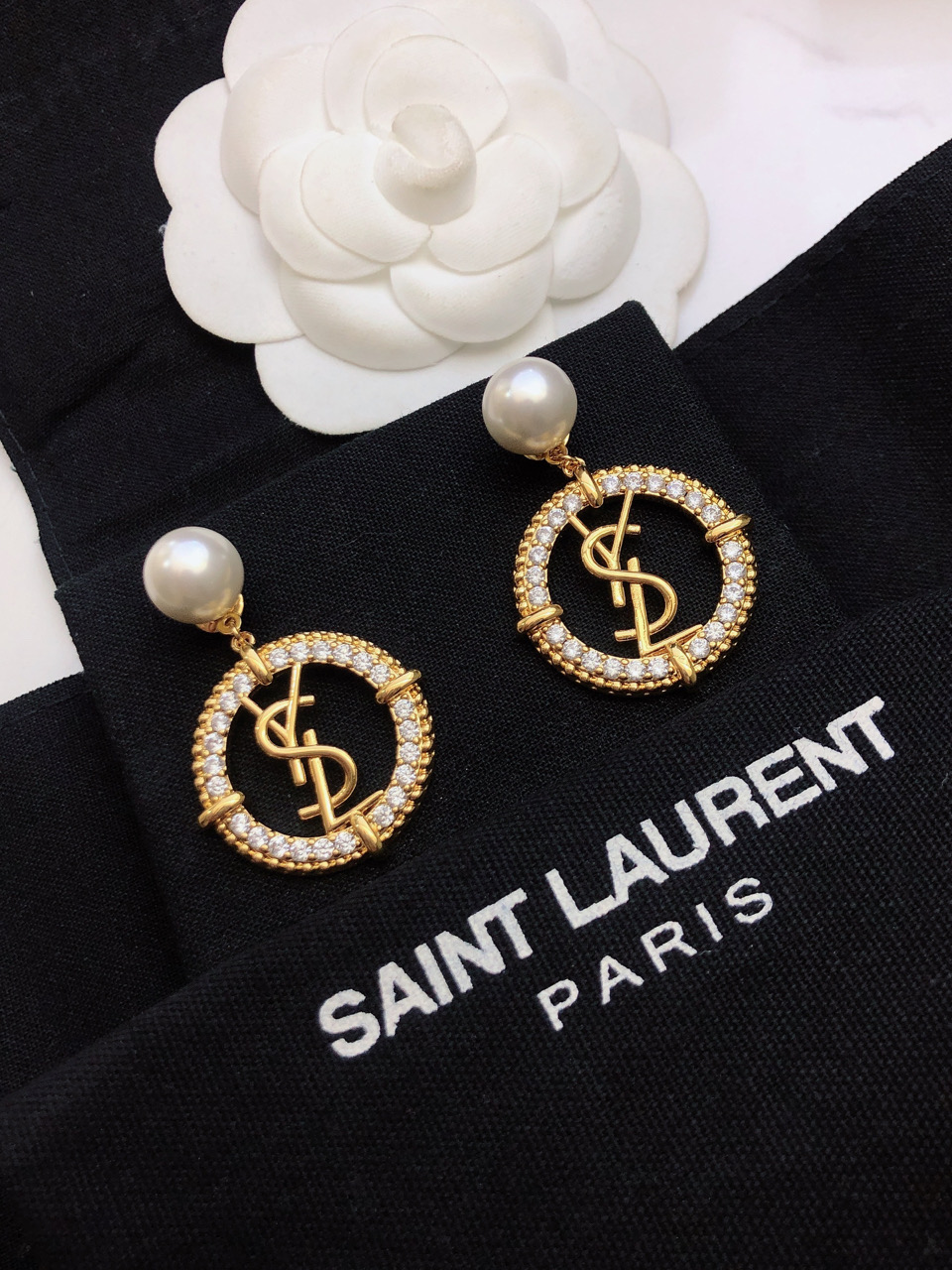 “St. Rolandi: Elegant White Pearl Earring Nails for a Youthful and Fashionable Look” - 图片 6