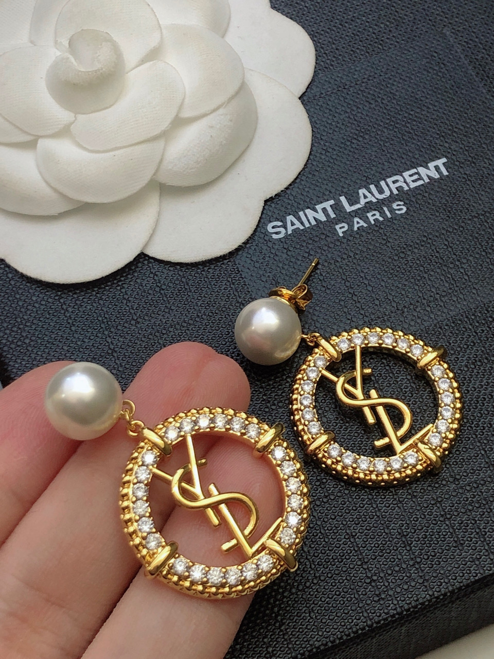 “St. Rolandi: Elegant White Pearl Earring Nails for a Youthful and Fashionable Look” - 图片 7