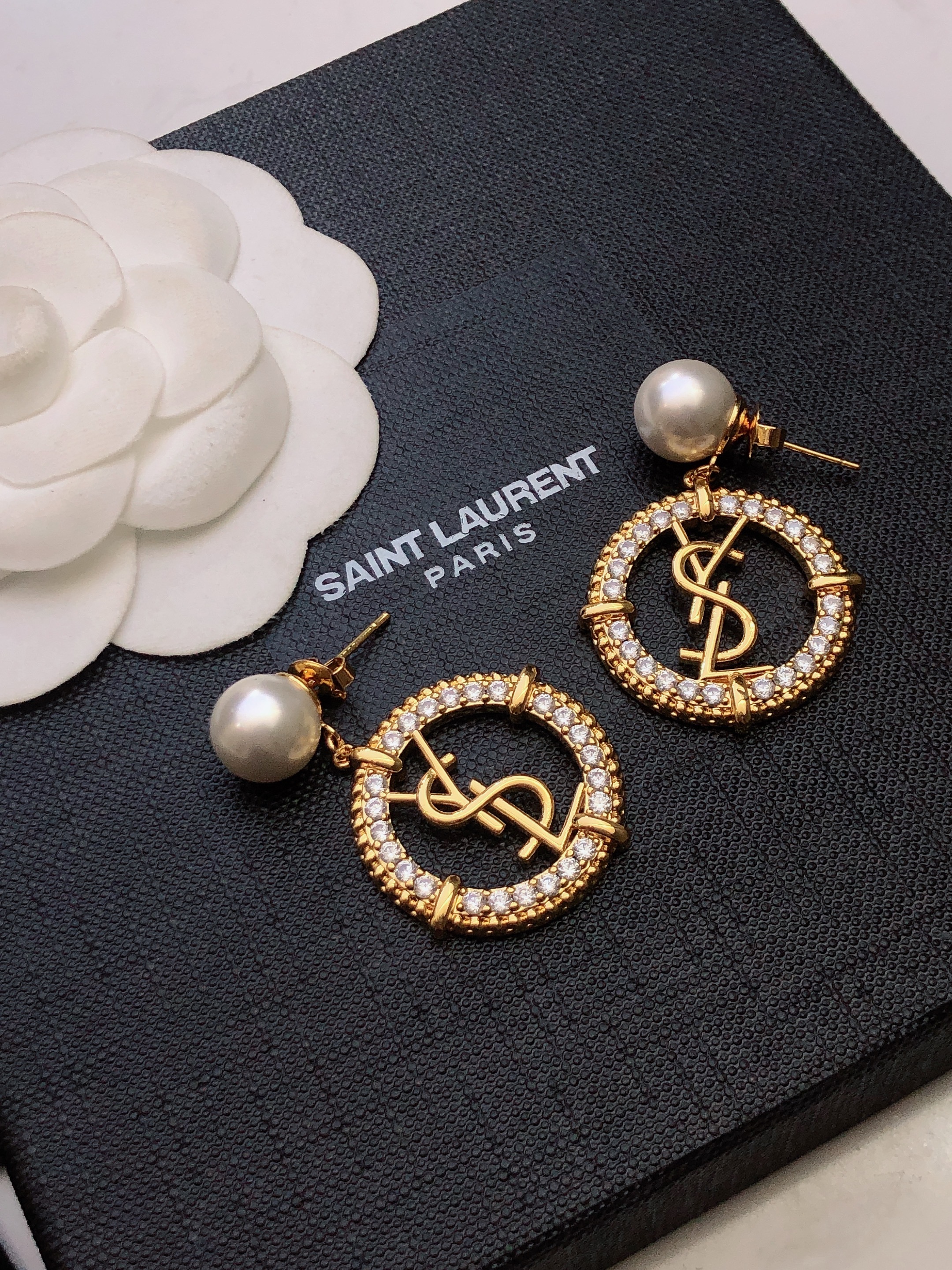 “St. Rolandi: Elegant White Pearl Earring Nails for a Youthful and Fashionable Look” - 图片 8