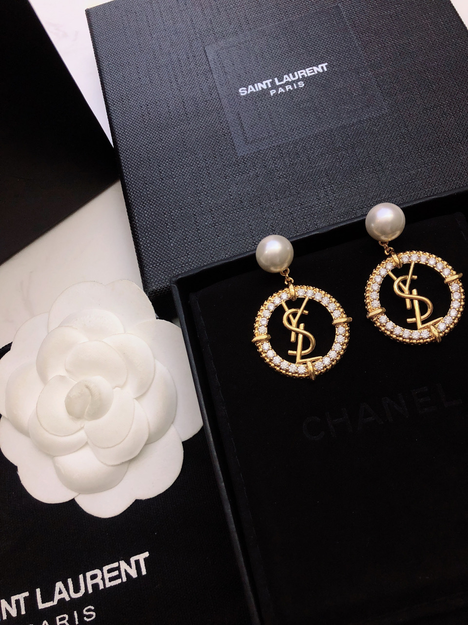 “St. Rolandi: Elegant White Pearl Earring Nails for a Youthful and Fashionable Look” - 图片 9
