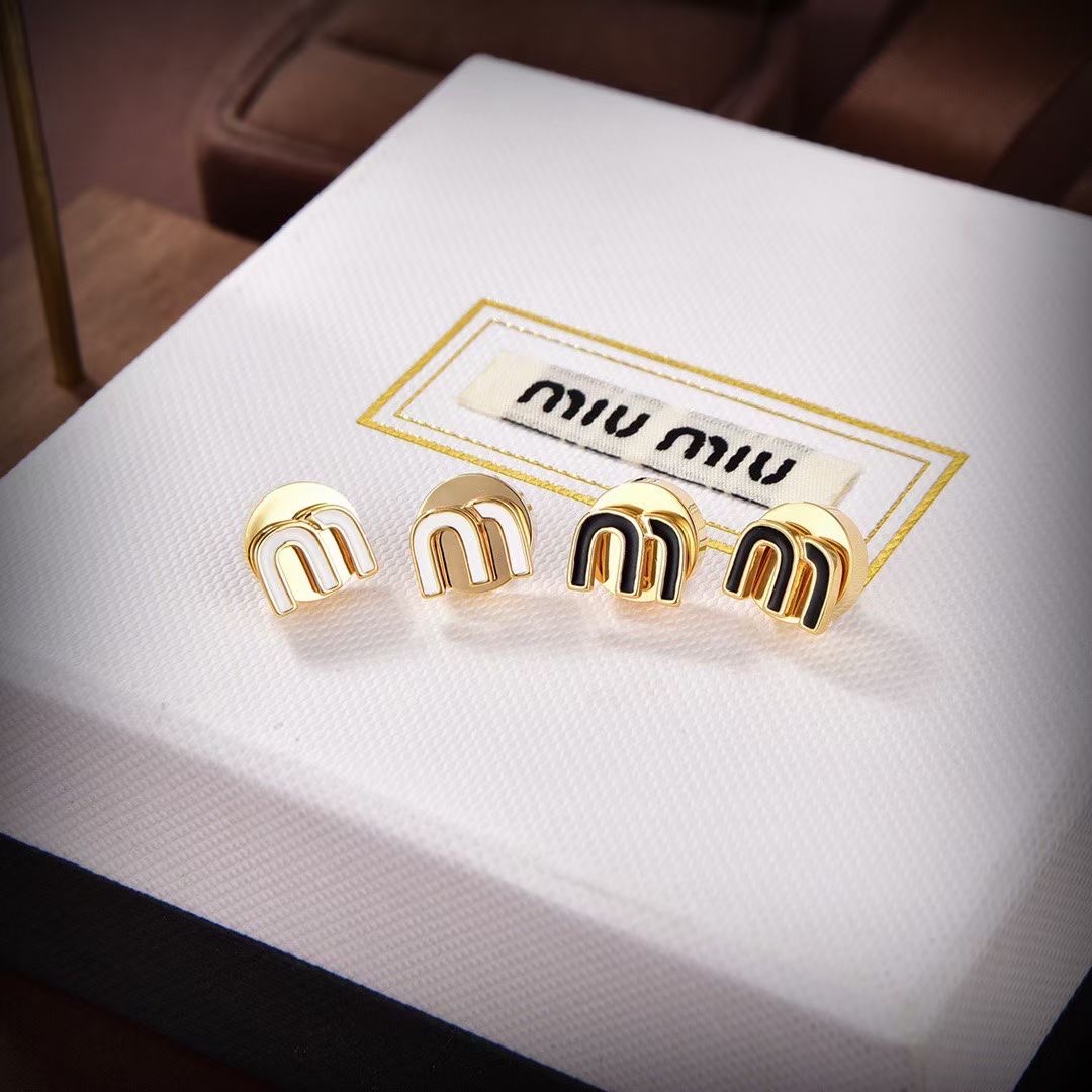 👑miumiu缪缪 🆕 m字母形耳钉🔸小红书时尚达人都有种草哦 显脸型 原版材质 很简约 日常配搭很不错