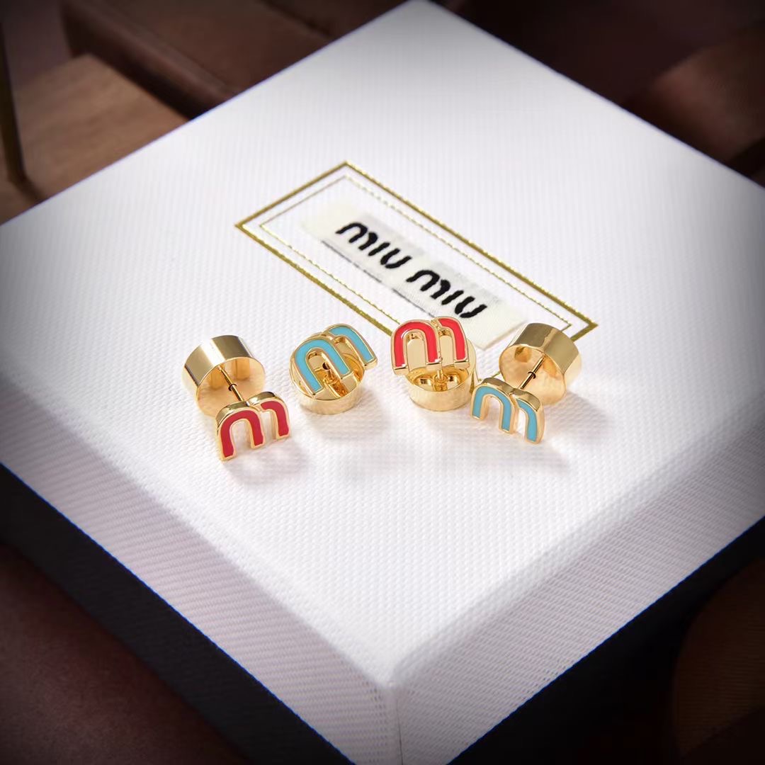 👑miumiu缪缪 🆕 m字母形耳钉🔸小红书时尚达人都有种草哦 显脸型 原版材质 很简约 日常配搭很不错