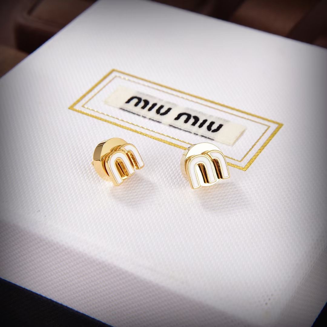 👑miumiu缪缪 🆕 m字母形耳钉🔸小红书时尚达人都有种草哦 显脸型 原版材质 很简约 日常配搭很不错