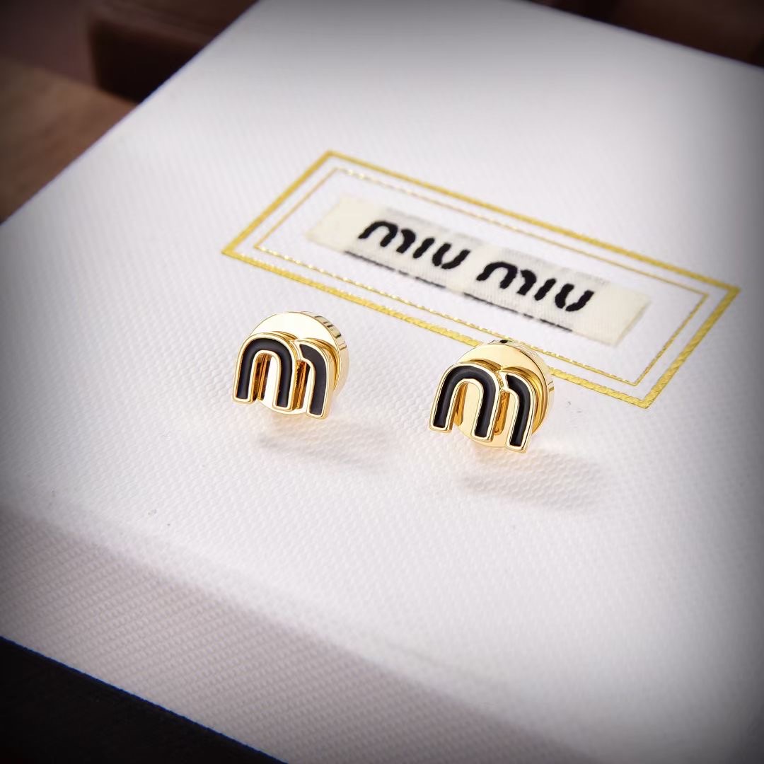 👑miumiu缪缪 🆕 m字母形耳钉🔸小红书时尚达人都有种草哦 显脸型 原版材质 很简约 日常配搭很不错