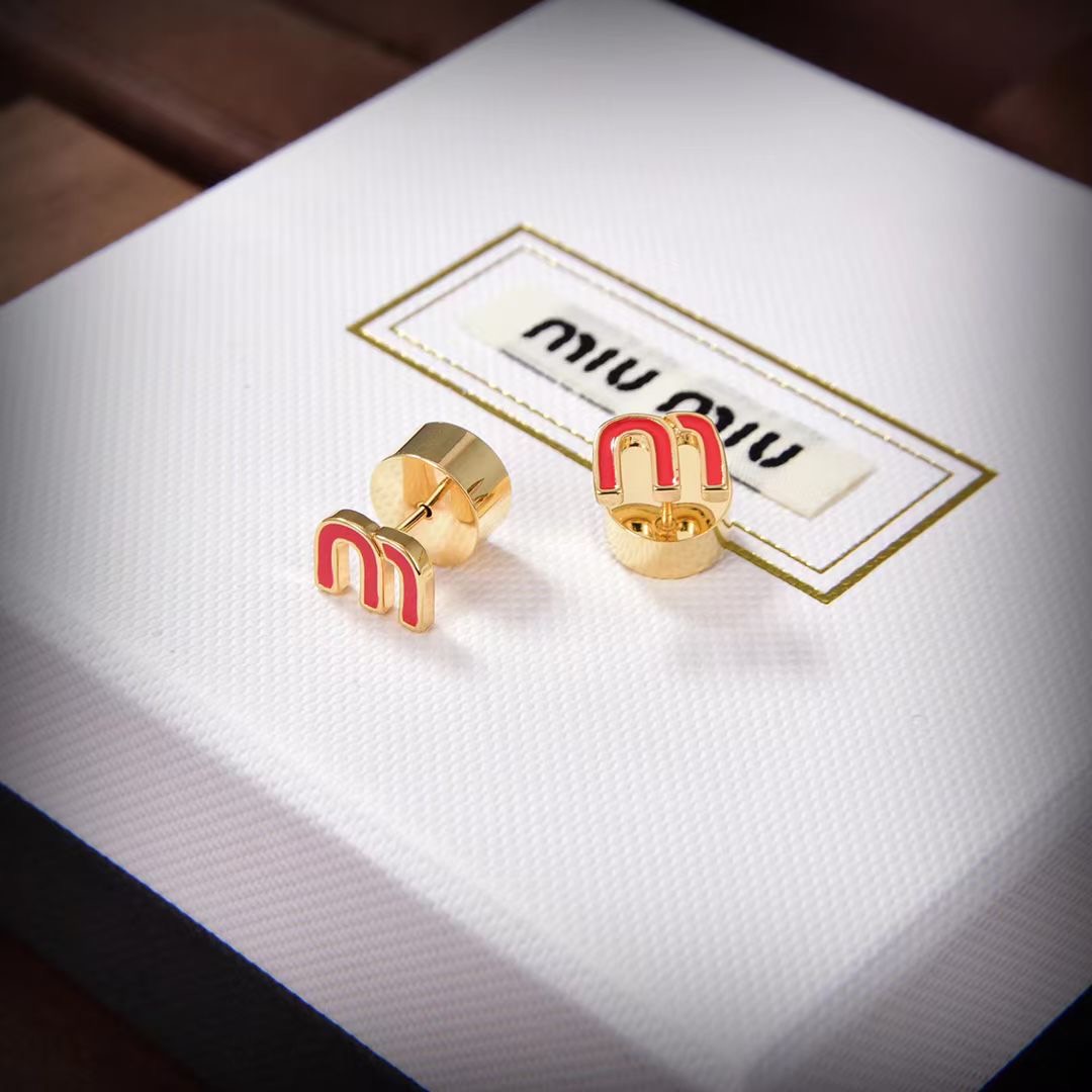 👑miumiu缪缪 🆕 m字母形耳钉🔸小红书时尚达人都有种草哦 显脸型 原版材质 很简约 日常配搭很不错