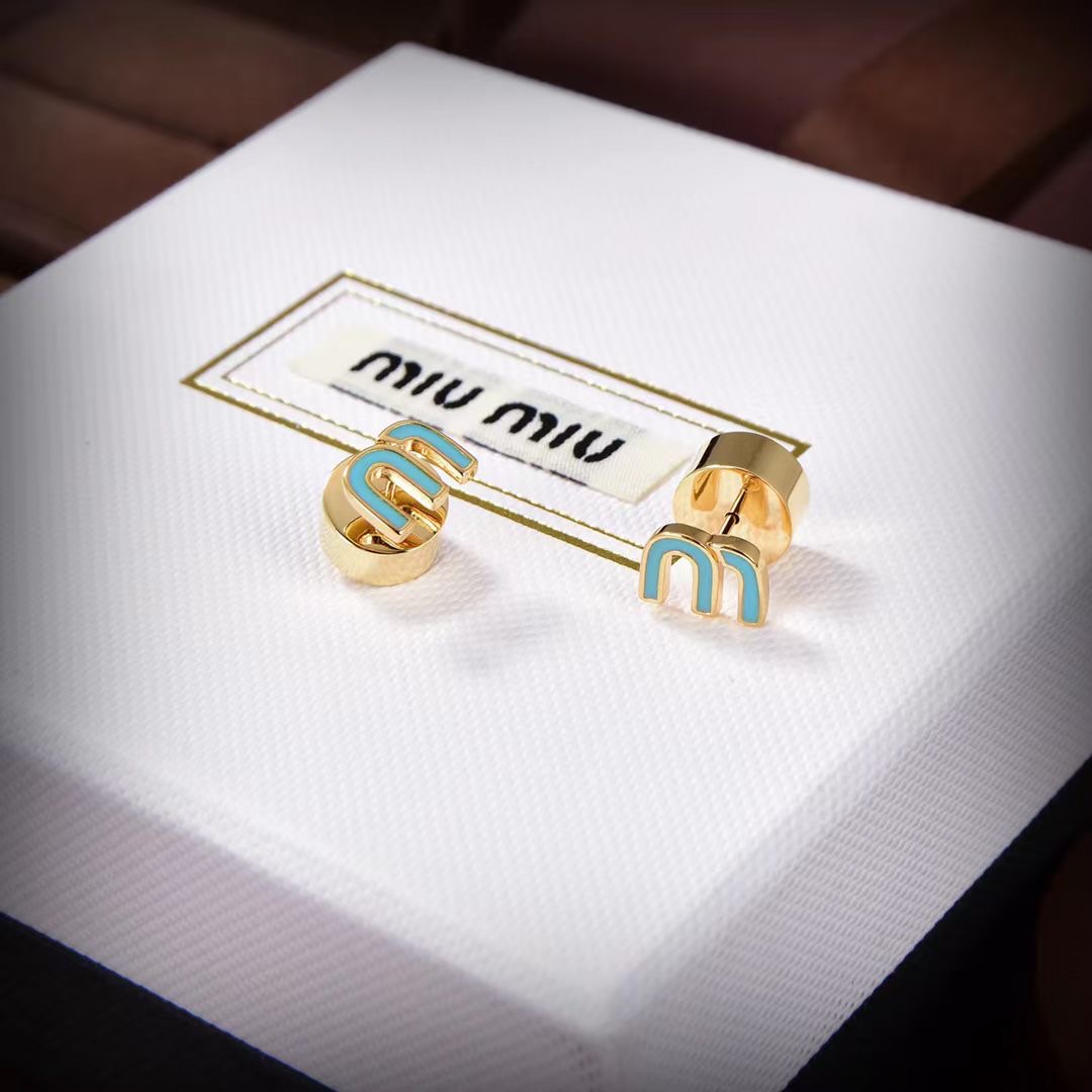 👑miumiu缪缪 🆕 m字母形耳钉🔸小红书时尚达人都有种草哦 显脸型 原版材质 很简约 日常配搭很不错