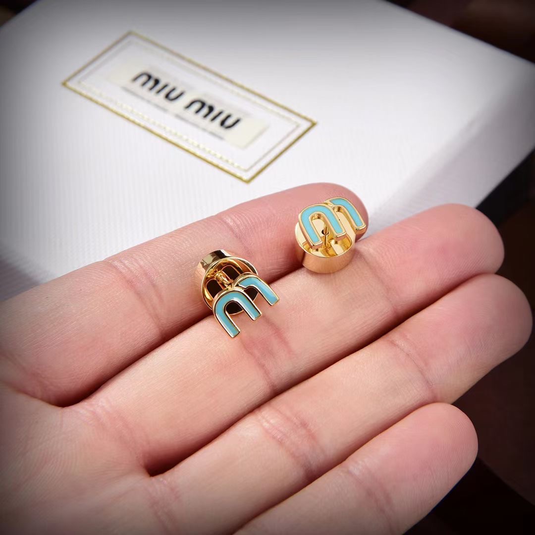 👑miumiu缪缪 🆕 m字母形耳钉🔸小红书时尚达人都有种草哦 显脸型 原版材质 很简约 日常配搭很不错