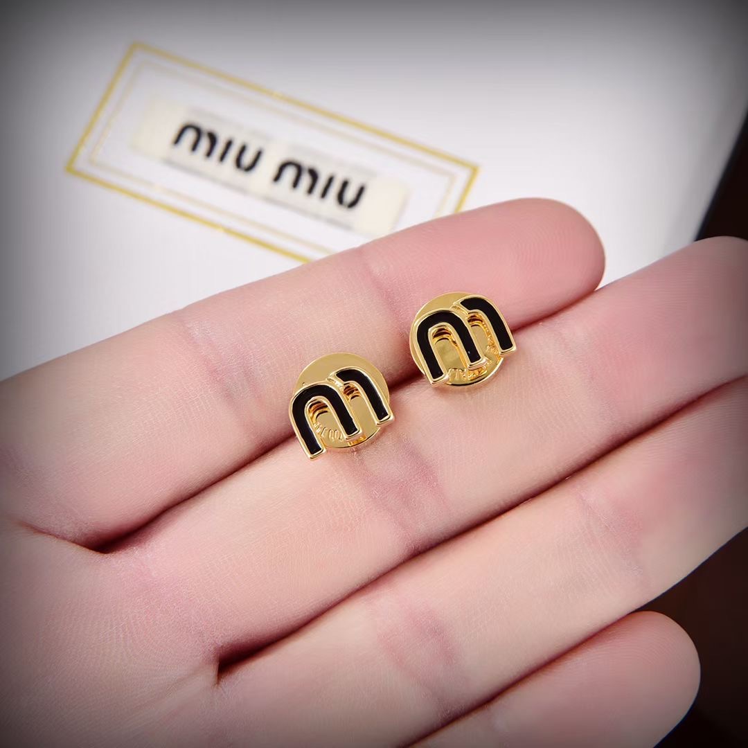👑miumiu缪缪 🆕 m字母形耳钉🔸小红书时尚达人都有种草哦 显脸型 原版材质 很简约 日常配搭很不错