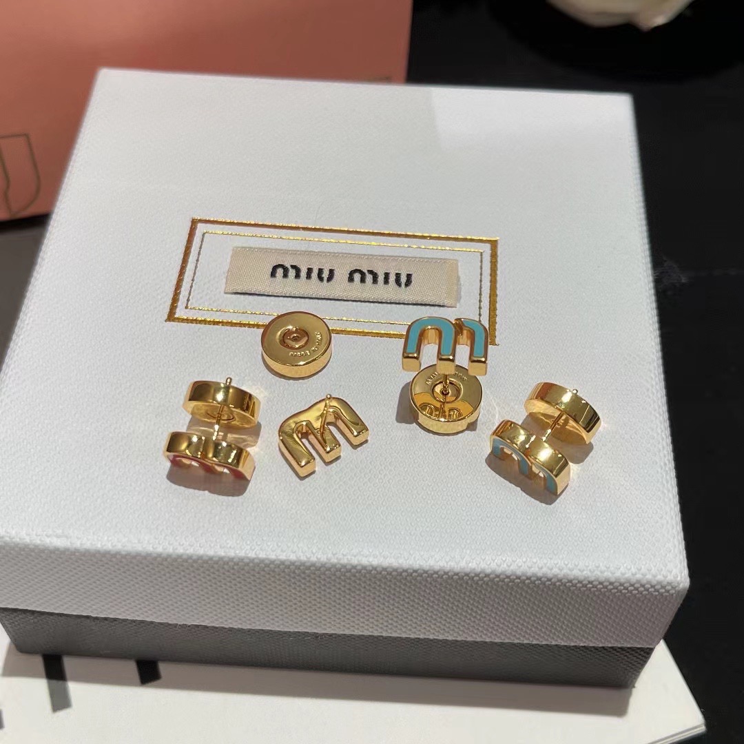 👑miumiu缪缪 🆕 m字母形耳钉🔸小红书时尚达人都有种草哦 显脸型 原版材质 很简约 日常配搭很不错