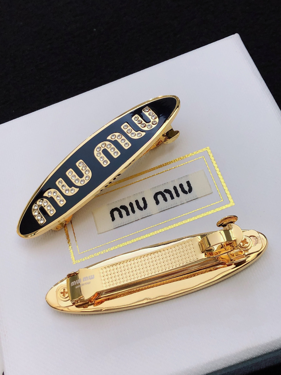 Miu Miu Hairpin Collection: New Logo Springs and Sea-Plugs for Everyday Elegance - 图片 3