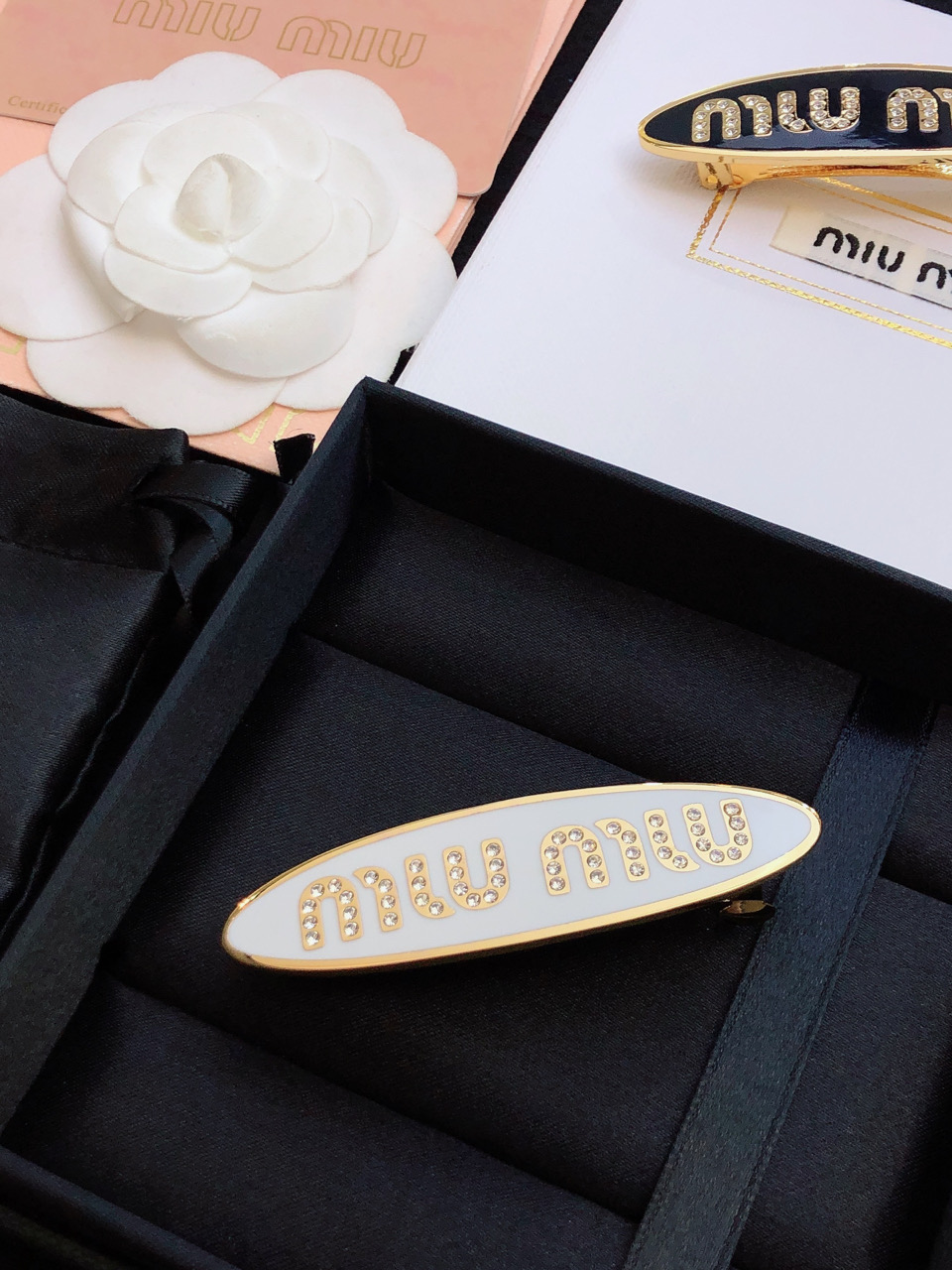 Miu Miu Hairpin Collection: New Logo Springs and Sea-Plugs for Everyday Elegance - 图片 4