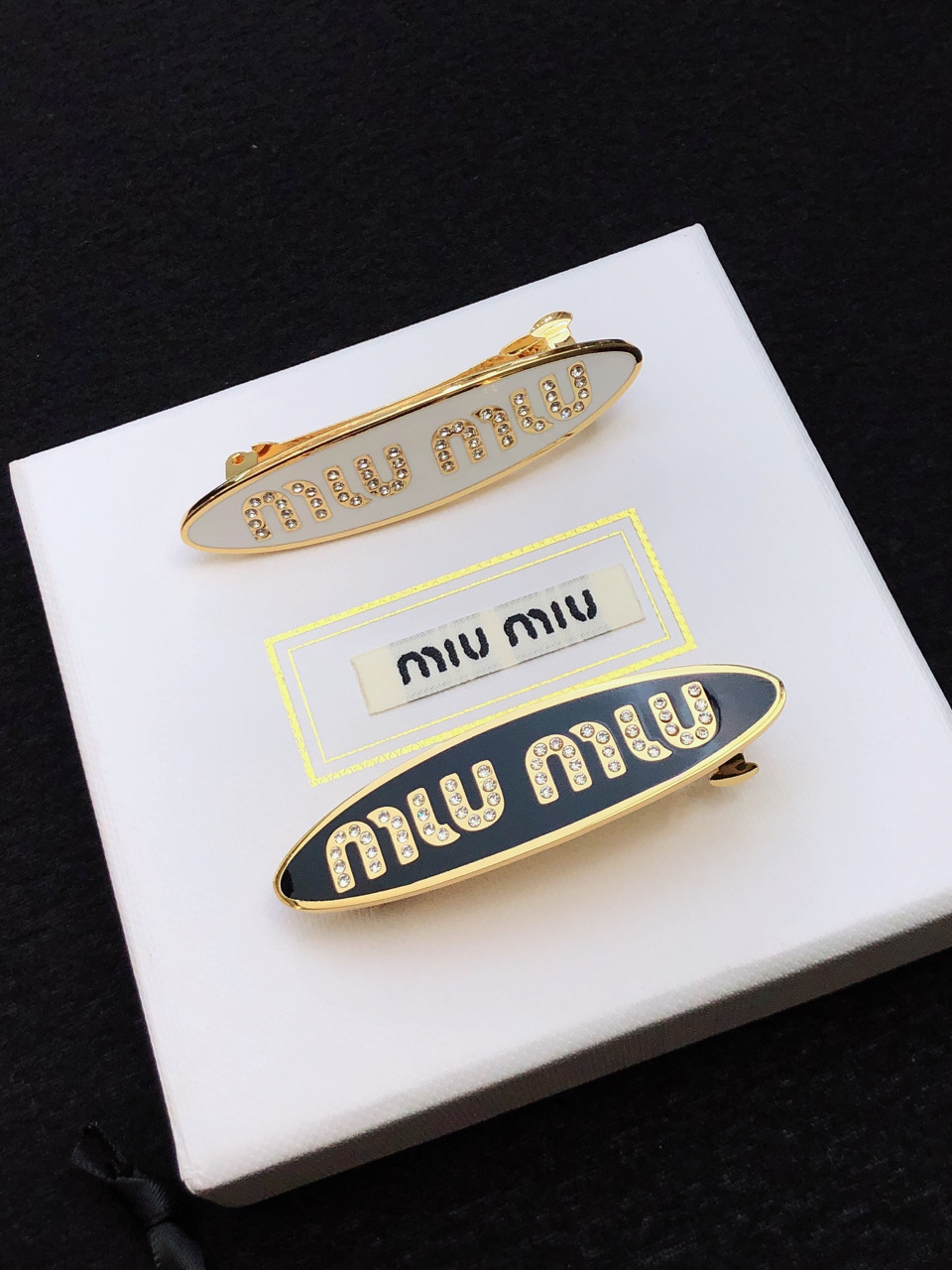 Miu Miu Hairpin Collection: New Logo Springs and Sea-Plugs for Everyday Elegance - 图片 5