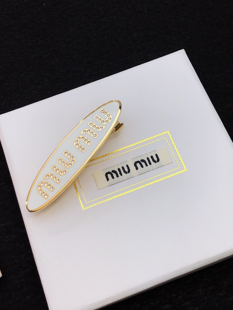Miu Miu Hairpin Collection: New Logo Springs and Sea-Plugs for Everyday Elegance - 图片 7