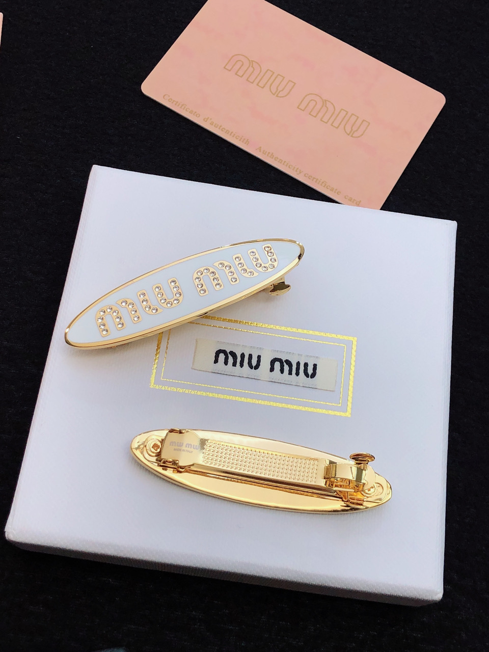 Miu Miu Hairpin Collection: New Logo Springs and Sea-Plugs for Everyday Elegance - 图片 8