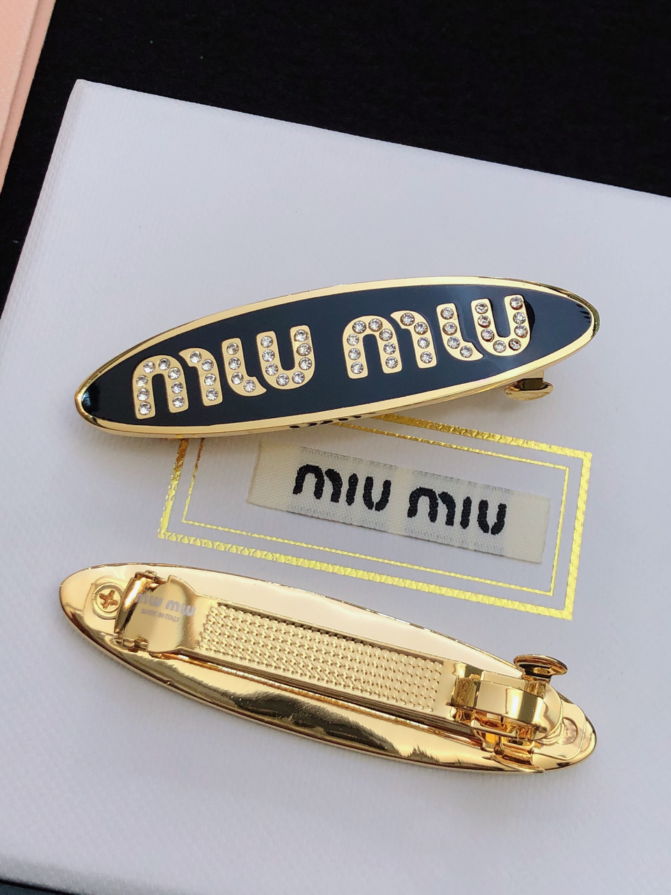 Miu Miu Hairpin Collection: New Logo Springs and Sea-Plugs for Everyday Elegance - 图片 9