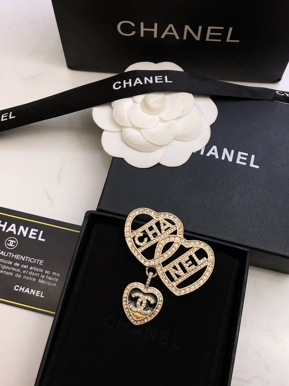 CHANEL 香奈儿 字母爱心胸针好看到爆的字母爱心泡泡，爱了爱了🤩🤩很复古，很有气质的简约设计，上身非
