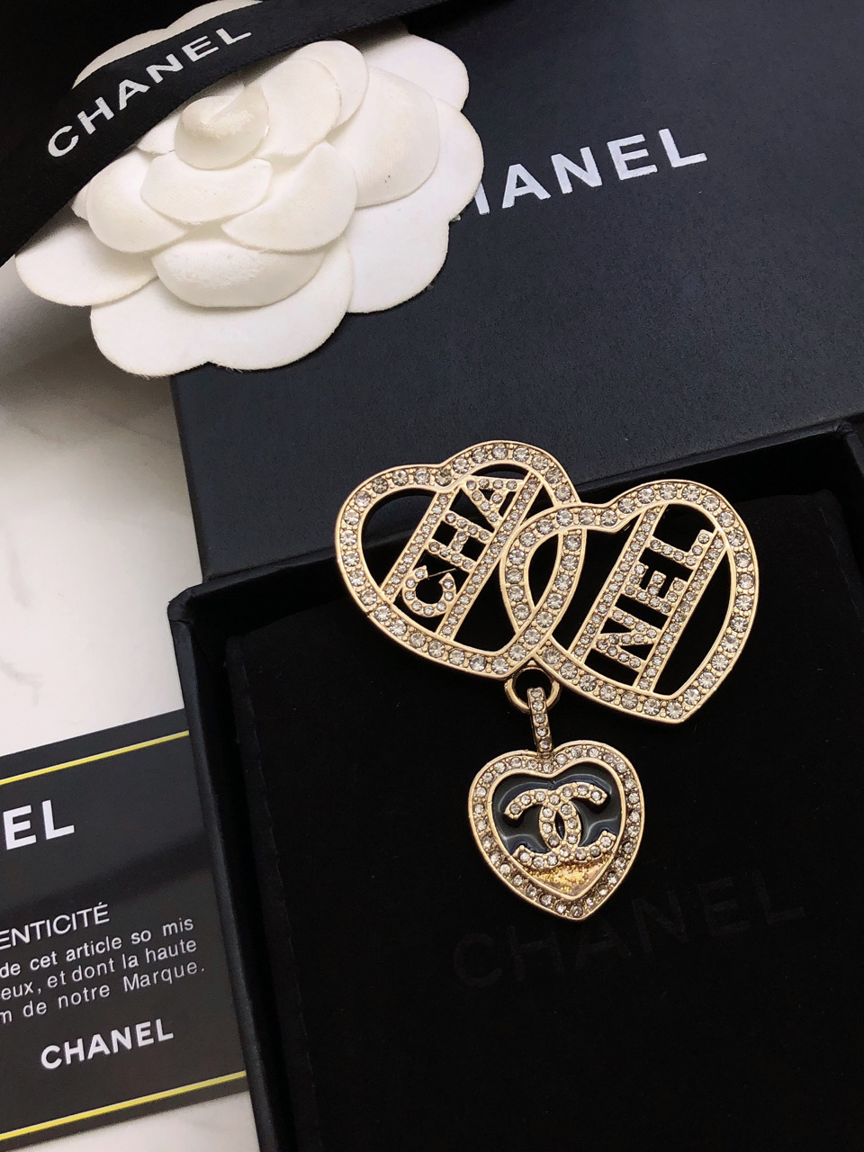 CHANEL 香奈儿 字母爱心胸针好看到爆的字母爱心泡泡，爱了爱了🤩🤩很复古，很有气质的简约设计，上身非