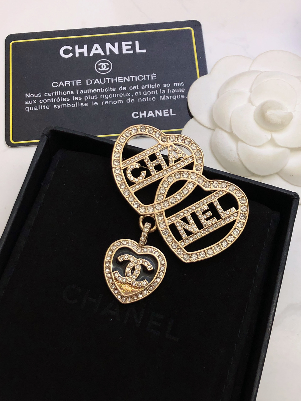 CHANEL 香奈儿 字母爱心胸针好看到爆的字母爱心泡泡，爱了爱了🤩🤩很复古，很有气质的简约设计，上身非