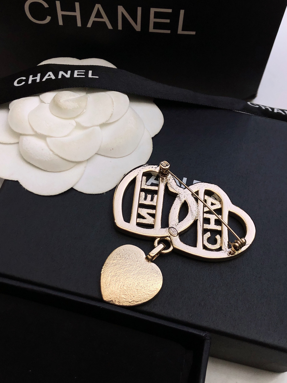 CHANEL 香奈儿 字母爱心胸针好看到爆的字母爱心泡泡，爱了爱了🤩🤩很复古，很有气质的简约设计，上身非