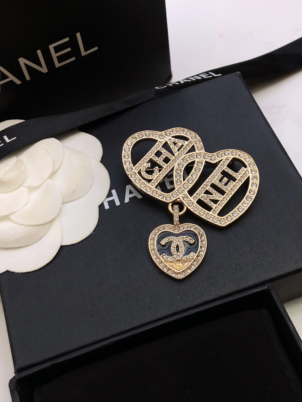 CHANEL 香奈儿 字母爱心胸针好看到爆的字母爱心泡泡，爱了爱了🤩🤩很复古，很有气质的简约设计，上身非