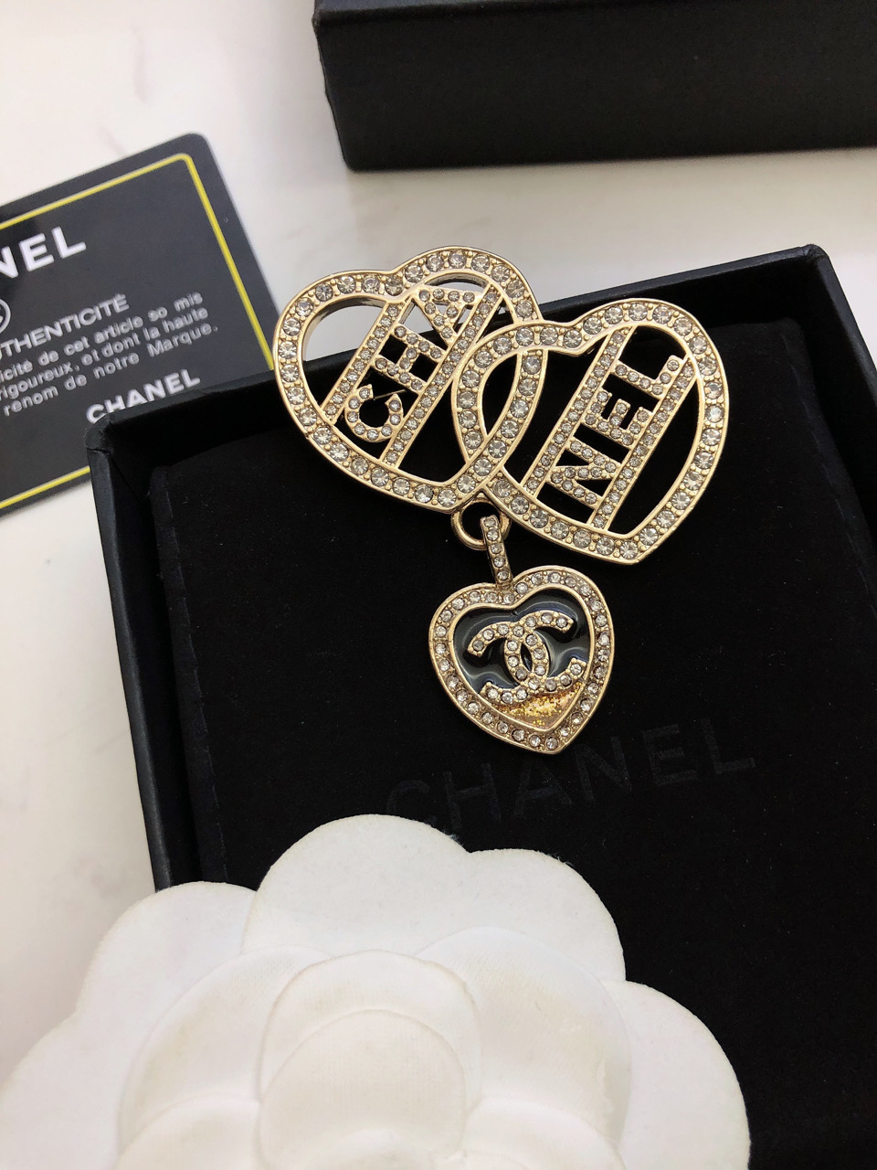 CHANEL 香奈儿 字母爱心胸针好看到爆的字母爱心泡泡，爱了爱了🤩🤩很复古，很有气质的简约设计，上身非